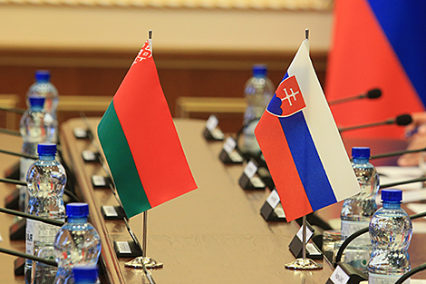 Lukashenko, Fico engage in brief conversation after parade in Moscow