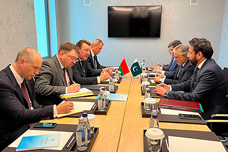 Aleinik meets with vice premier-foreign minister of Pakistan