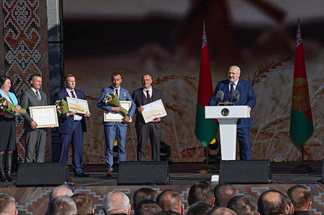 Lukashenko awards best agricultural workers of Minsk Oblast, gives unusual promise