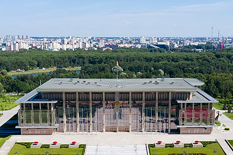 Lukashenko thanks factory workers, encourages them to stand tall