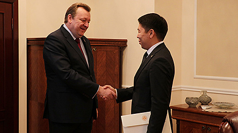 Belarusian foreign minister accepts copies of Kyrgyz ambassador’s credentials