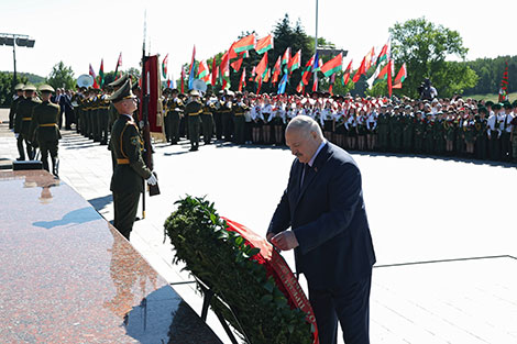 Lukashenko lays wreath at Mound of Glory on Independence Day