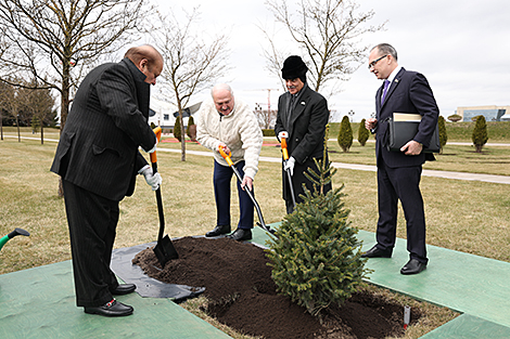 Pakistani PM plants tree near Minsk's Palace of Independence