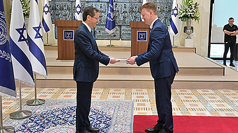 Belarusian ambassador presents credentials to president of Israel
