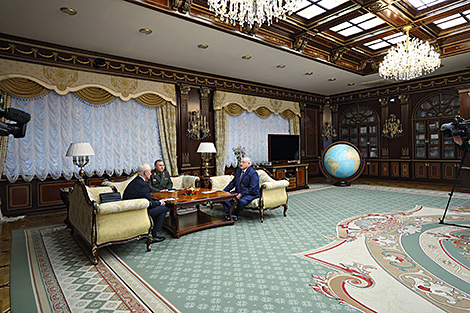 Lukashenko thanks Russia for providing equal training for Belarusian servicemen