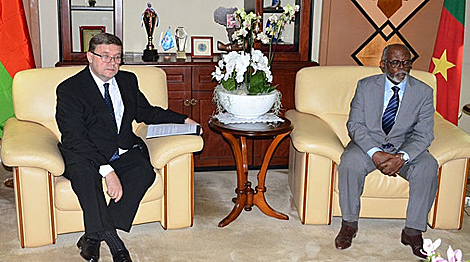 Belarus, Cameroon eager to expand political, trade ties