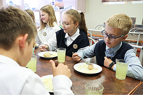 Lukashenko reviews school meals system