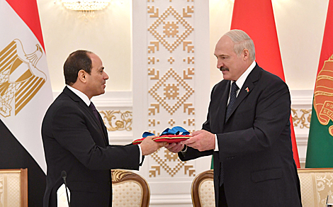 Lukashenko presents Order of Friendship of Peoples to Egypt president