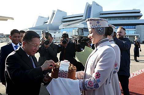 Myanmar’s leader arrives in Belarus on official visit
