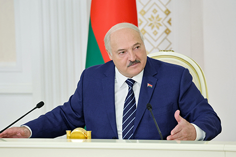 Lukashenko instructs to increase workload of president's aides