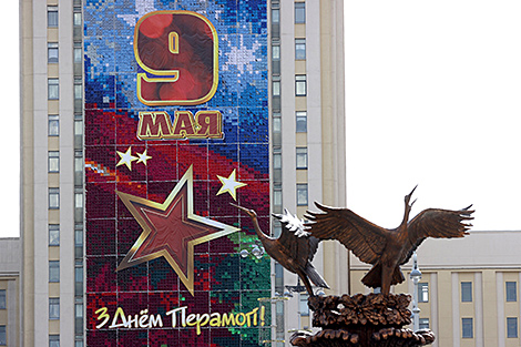Lukashenko congratulates foreign leaders on Victory Day