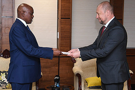 Belarusian ambassador presents credentials to president of Botswana