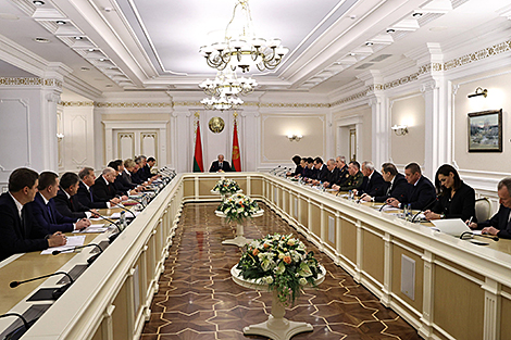 Lukashenko holds meeting on topical issues