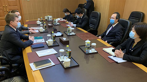 Belarus ambassador to China presents copies of credentials