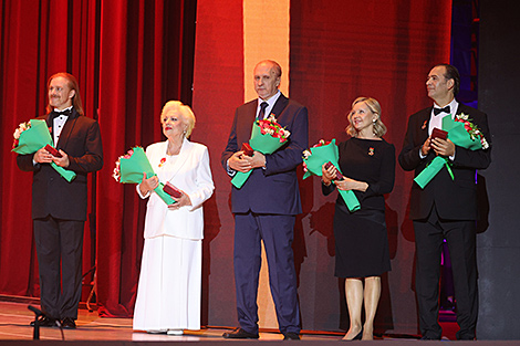 Lukashenko presents state awards to cultural workers on Independence Day