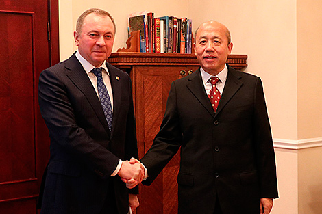 Chinese Ambassador Xie Xiaoyong presents copy of credentials to Belarus MFA