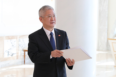 Lukashenko presents Order of Honor to Chinese ambassador