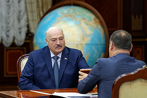 Lukashenko receives first gold coin minted from Belarusian raw materials