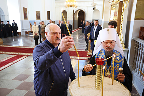 Lukashenko lights candle before Zhirovichi Icon of the Mother of God