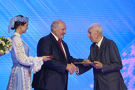 Lukashenko presents Union State Award in Literature and Art