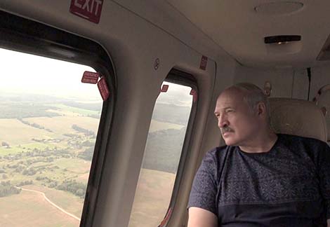 Lukashenko inspects harvesting operations from helicopter