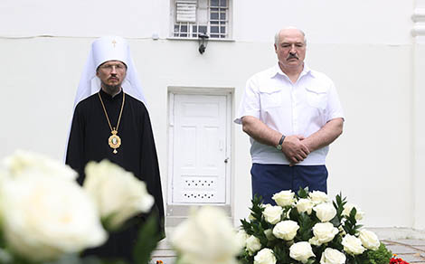 Lukashenko visits Metropolitan Filaret’s grave at Holy Dormition Monastery in Zhirovichi