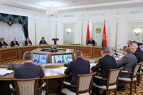 Lukashenko urges farmers to be mindful of hazards during this harvest