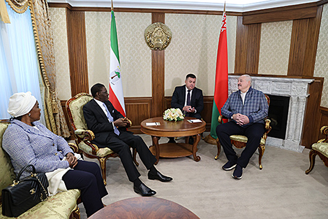 Lukashenko personally sees off Equatorial Guinea president at airport