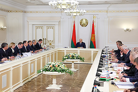 Lukashenko encourages executives to use ‘cheat sheets’