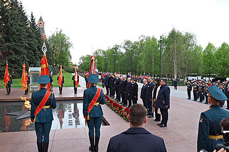 Lukashenko, foreign leaders lay flowers at Tomb of Unknown Soldier in Moscow