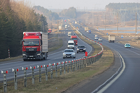 Lukashenko: Roads between district centers and agro-towns should be put in order