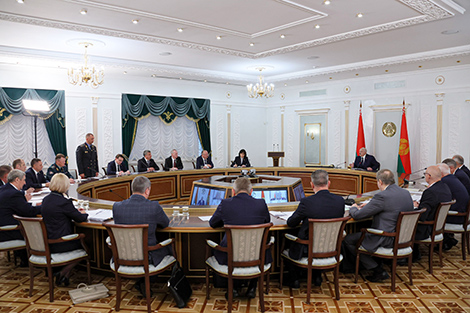 Lukashenko calls for military-style approach to fulfilling harvesting tasks