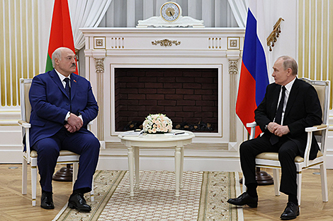 Lukashenko to Putin: Nobody forbids wearing Saint George ribbons in Belarus