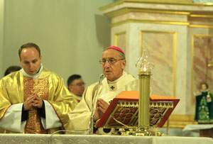 Сотни белорусских католиков почтили память кардинала Свентэка в день 100-летия со дня его рождения