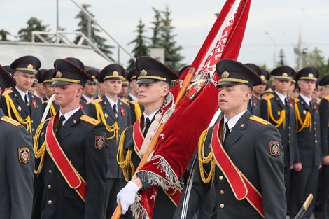 Личный состав внутренних войск надежно стоит на страже конституционного строя - Лукашенко