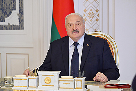 Разговор с Трампом, ситуация в банках, будущее биофармацевтики и закрытый доклад министра обороны. Итоги недели Президента