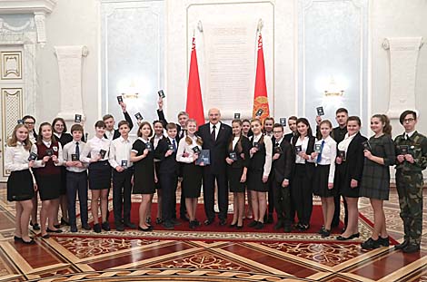 Лукашенко в День Конституции вручил паспорта юным гражданам Беларуси