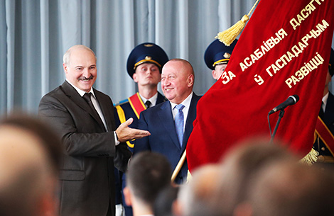 Лукашенко вручил Почетное государственное знамя Беларуси коллективу 