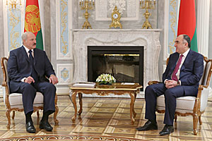 Беларуси и Азербайджану следует всячески наращивать объем взаимной торговли