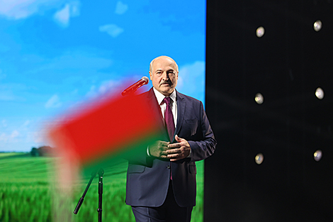 Лукашенко неожиданно приехал на женский форум 