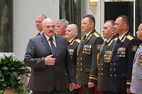 Лукашенко заверил военных в неизменности госполитики по поддержке людей в погонах