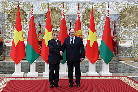 Стратегическое партнерство с Вьетнамом, новый стандарт в Африке и военные задачи с Россией. Итоги недели Президента