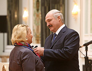 Лукашенко вручил высокие госнаграды заслуженным людям Беларуси