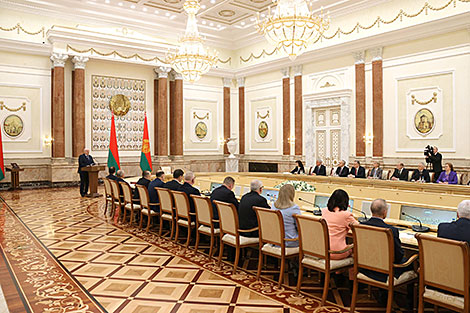 Кадровый день, поиски черного золота, Божья помощь и юбилей Конституции. Итоги Недели Президента