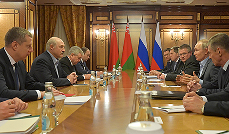 Цены на нефть и газ, БелАЭС и торговля - новые подробности переговоров Лукашенко и Путина в Сочи
