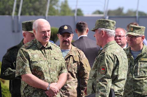 Лукашенко поручил изучить возможность перераспределения личного состава между армией и погранслужбой