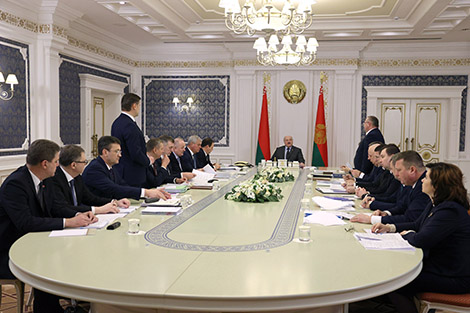 От системы закупок до финансовой грамотности. Лукашенко собрал на совещание руководство Совмина