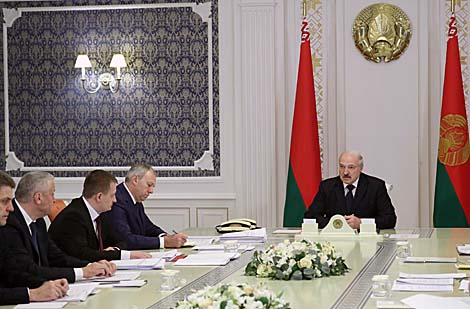 Лукашенко сравнил некоторые действия российских партнеров по закрытию рынка для Беларуси с санкциями