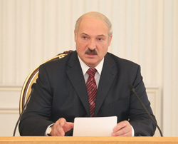 А.Лукашенко: топаньем и хлопаньем на площадях проблем не решить