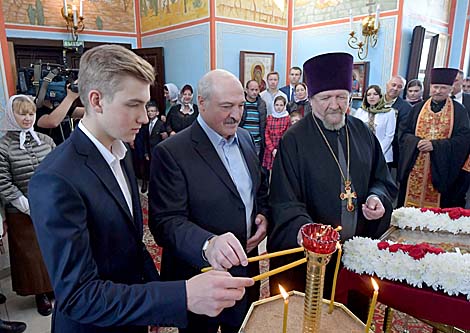 Лукашенко в праздник Пасхи зажег свечу в храме Рождества Христова в Логойском районе